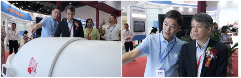 吴玉韶教授听取四世同堂总经理刘瑜关于第三代小分子团水离子浴疗仪的汇报