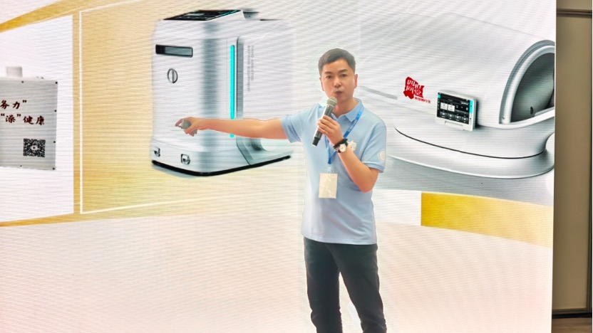 刘瑜现场介绍第三代小分子团水离子浴疗仪产品的发展历程